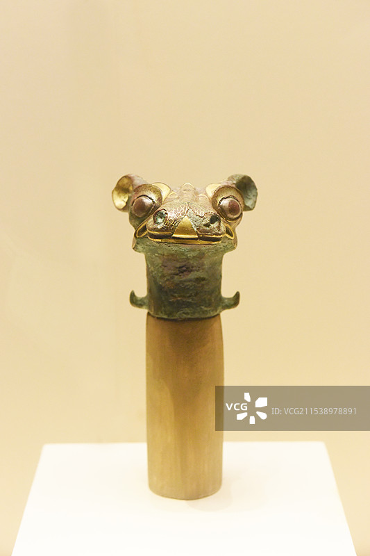 青铜器：战国错马银马首形青铜䡇图片素材