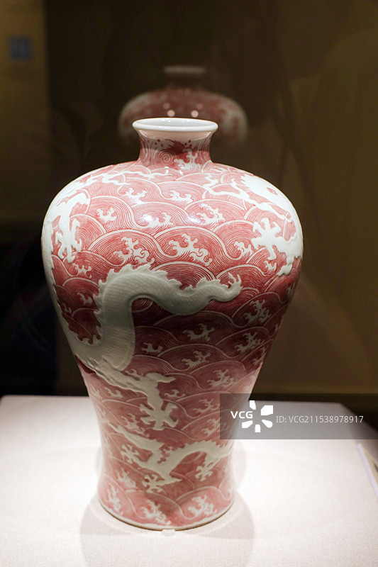 清代官窑瓷器——清雍正釉里红海水龙纹梅瓶图片素材