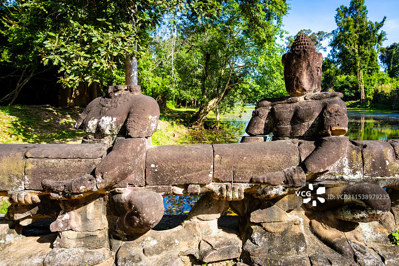 柬埔寨圣剑寺中搅动乳海拔河雕塑图片素材