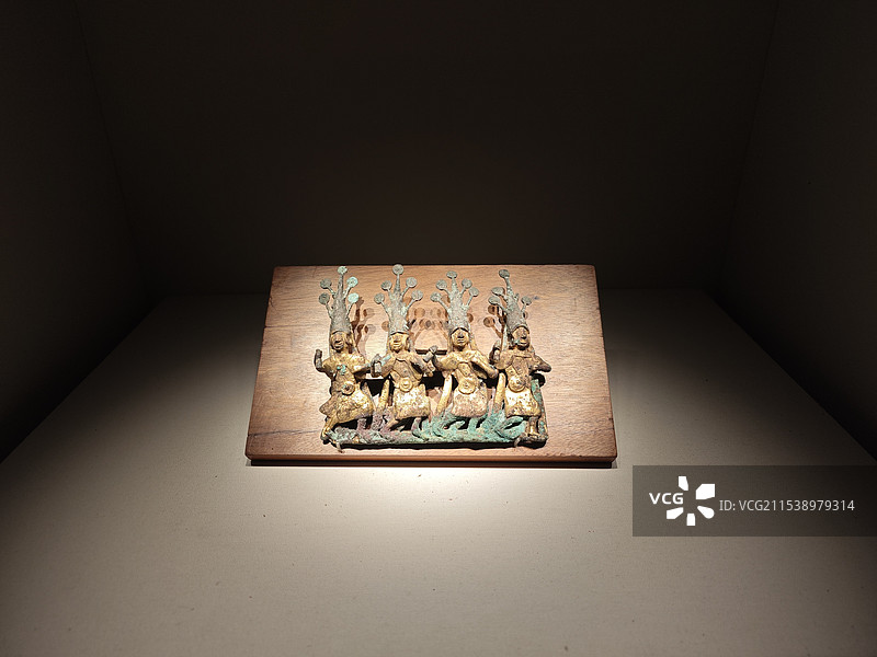 国家博物馆｜鎏金四人舞佣青铜扣饰图片素材