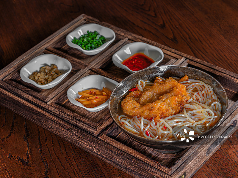 猪脚粉与木制托盘图片素材
