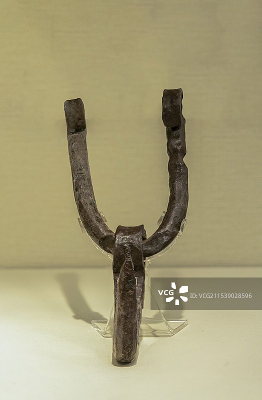 辽宁省博物馆“古代辽宁展（元明清时期）”：铁牵引钩（明，本溪草河掌胡堡出土，本溪市博物馆藏）图片素材