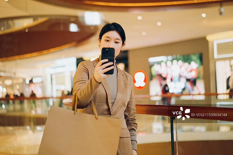 现代购物中心里带包的时尚购物者图片素材