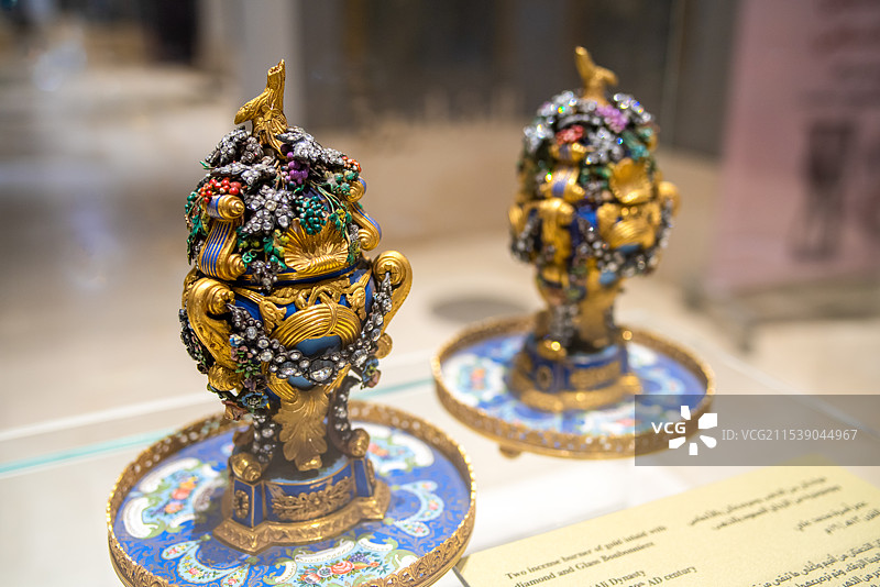 埃及开罗伊斯兰艺术博物馆展览重要藏品——19世纪穆罕默德·阿里王朝镶钻琉璃香炉图片素材