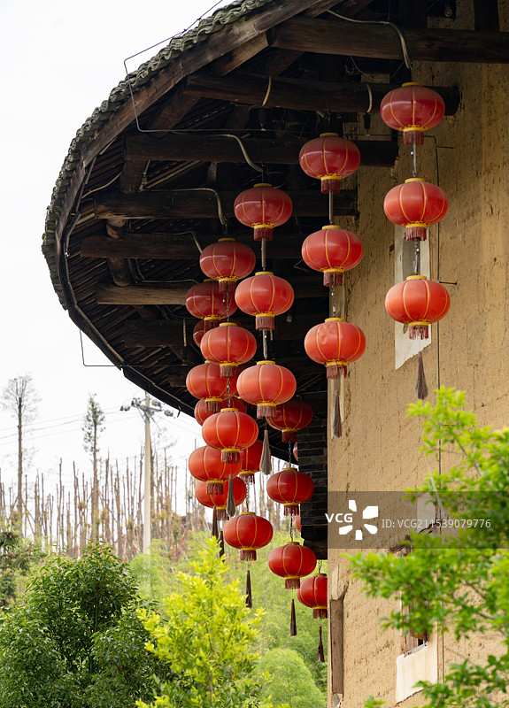 挂在屋檐的灯笼的低角度视图图片素材