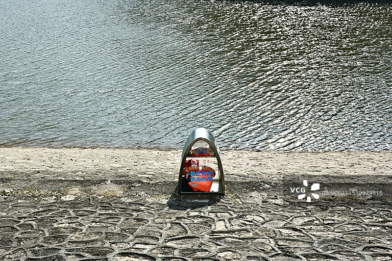 深圳雅宝水库湖边救生设备箱图片素材