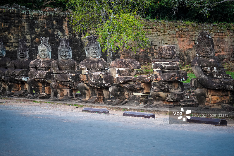 柬埔寨吴哥城南门拔河的雕像群图片素材