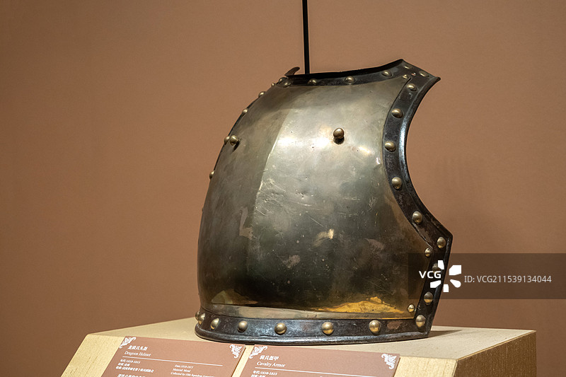 滑铁卢战役中骑兵盔甲 1810-1815年 山东博物馆“从平凡到非凡：拿破仑与法兰西的变革时代”展图片素材