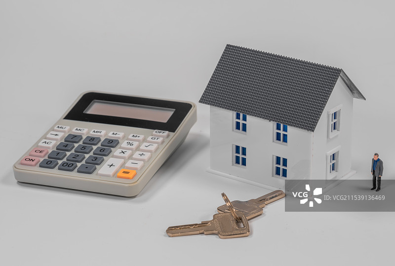 房子、计算器、钥匙、人物与白色背景留白图片素材