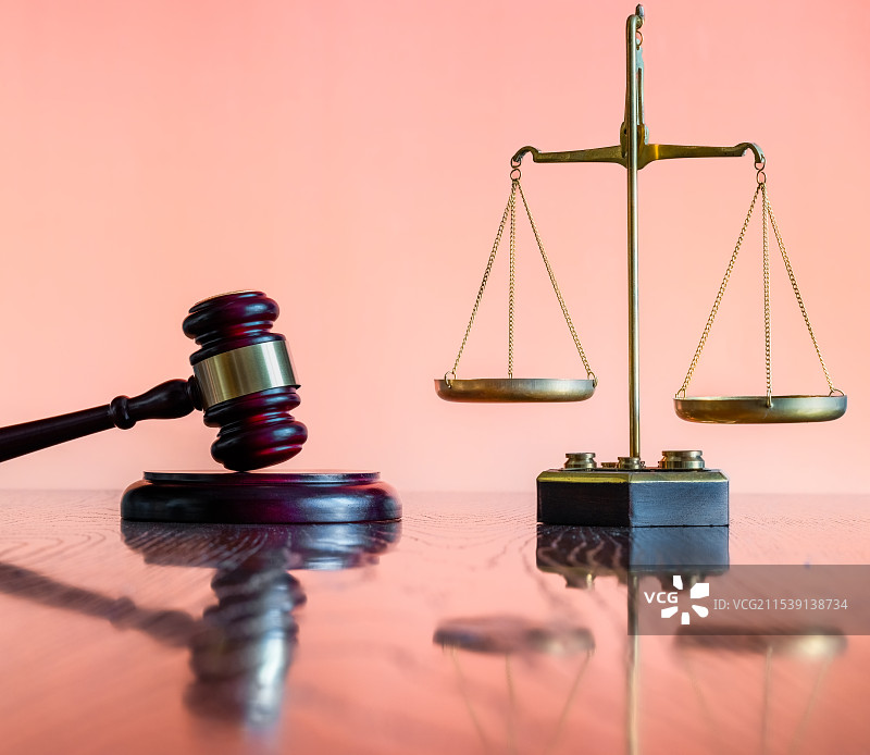 法槌、天平与橙红色背景留白图片素材