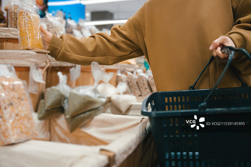 探索新鲜农产品：杂货店购物者的乐趣图片素材