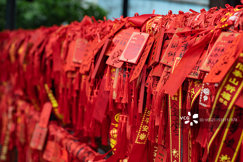 中国传统文化拍摄主题，大树上悬挂的红色的祈福带，户外无人图像摄影图片素材