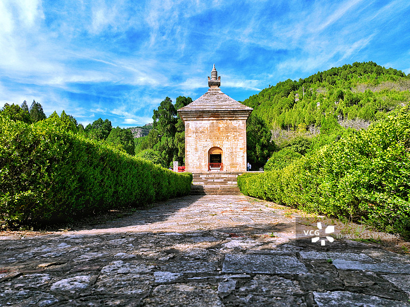 中国古塔揽胜：山东篇.济南历城区【四门塔】中国现存唯一的隋代石塔，中国现存最早的单层庭阁式石塔图片素材