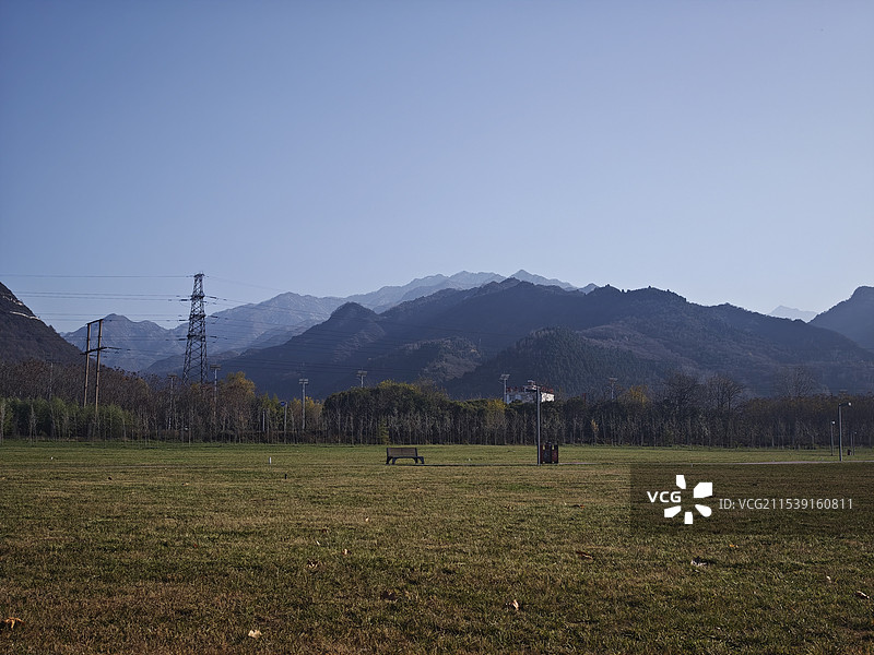 蓝天映衬下的祥峪景色图片素材