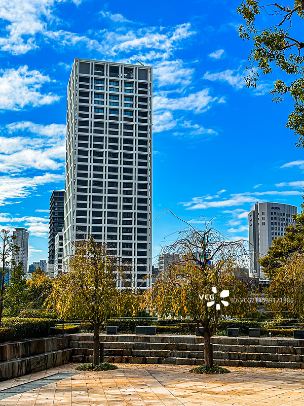 日本东京 港区街心花园和办公楼 蓝天白云图片素材