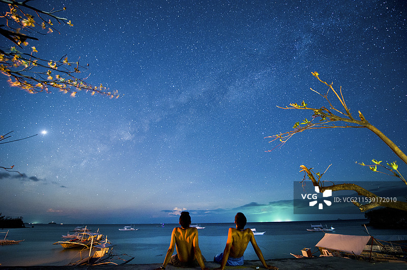 两个人坐在地上看星空图片素材