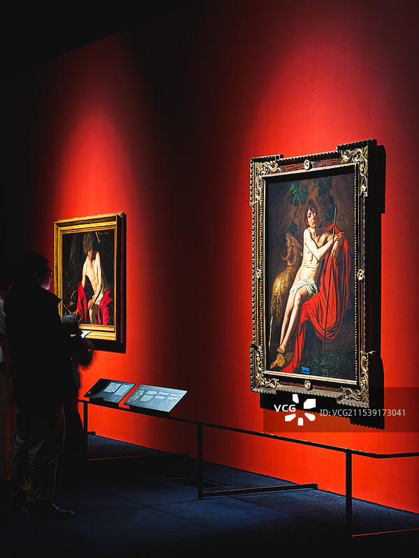 上海浦东美术馆内展览的油画艺术品图片素材