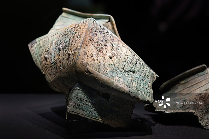 四川省德阳市广汉市三星堆遗址博物馆展览的纹样复杂的青铜器图片素材