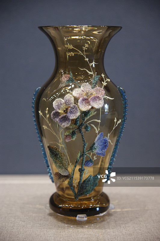 透明琥珀色玻璃画珐琅花卉纹瓶，波西米亚，19世纪，孙中山大元帅府纪念馆展览的文物（天津博物馆藏）图片素材