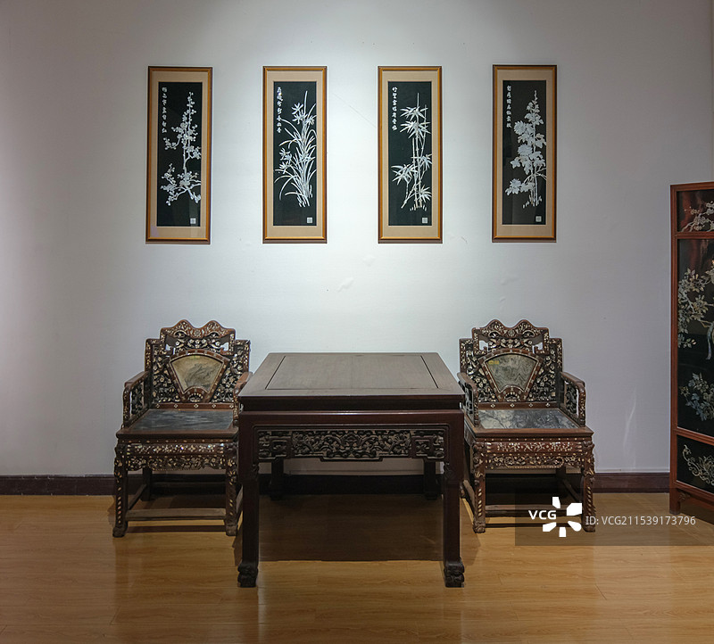 贝雕博古四条屏、螺钿椅子、酸枝云幅纹方桌 山东博物馆“三千玲珑-中国海洋贝类展”图片素材