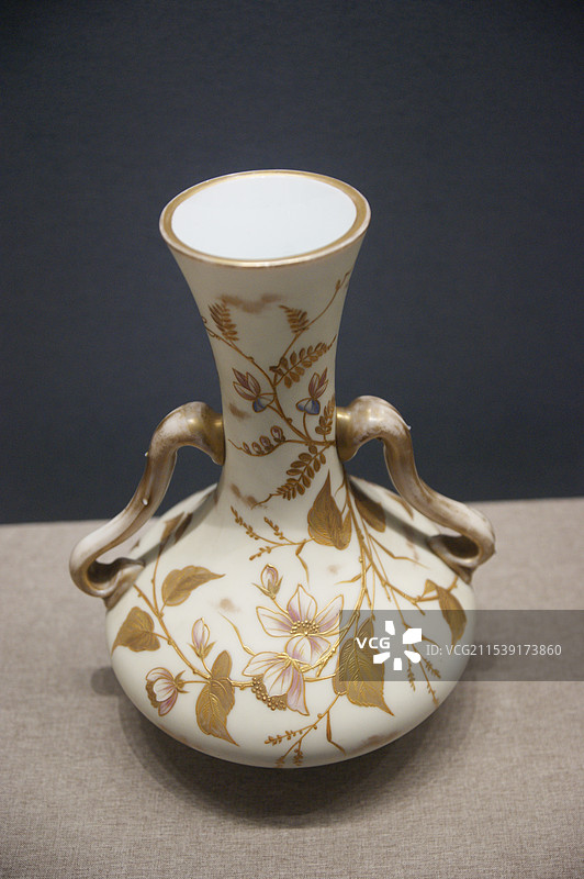 仿陶瓷镀金玻璃花卉纹瓶，英国，19世纪，孙中山大元帅府纪念馆展览的文物（天津博物馆藏）图片素材
