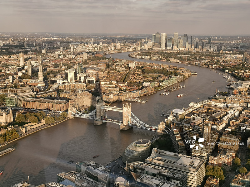 高空俯瞰伦敦金融城和伦敦塔桥和金丝雀码头的日景夜景图片素材