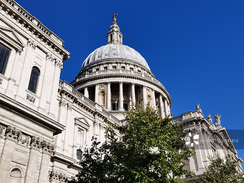 英国伦敦圣保罗大教堂的内部和外部图片素材