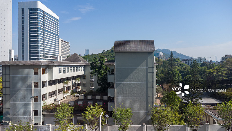 深圳留仙洞总部基地：白昼晴天的城市风光现代城市建筑商务办公高科技研发基地汽车广告背景图图片素材