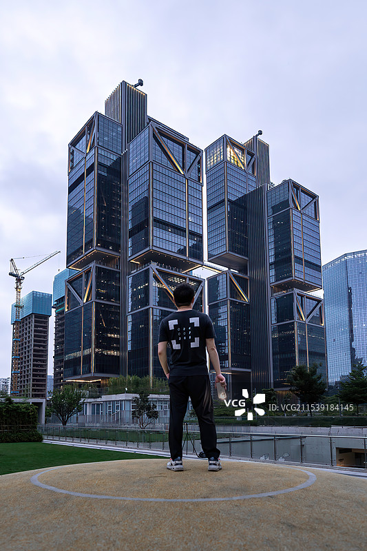 广东深圳大疆天空之城摩天大楼日落夜景图片素材