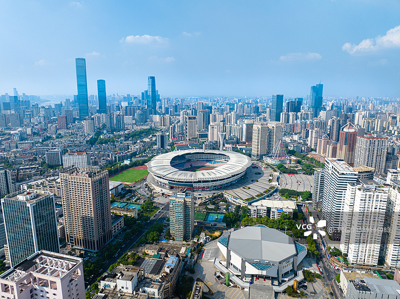 蓝天白云下，航拍长沙贺龙体育中心、运动馆，城市地标建筑，IFS国金中心，清新明亮意境图片素材