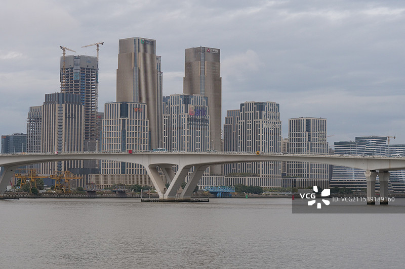 珠江上的桥和大楼图片素材