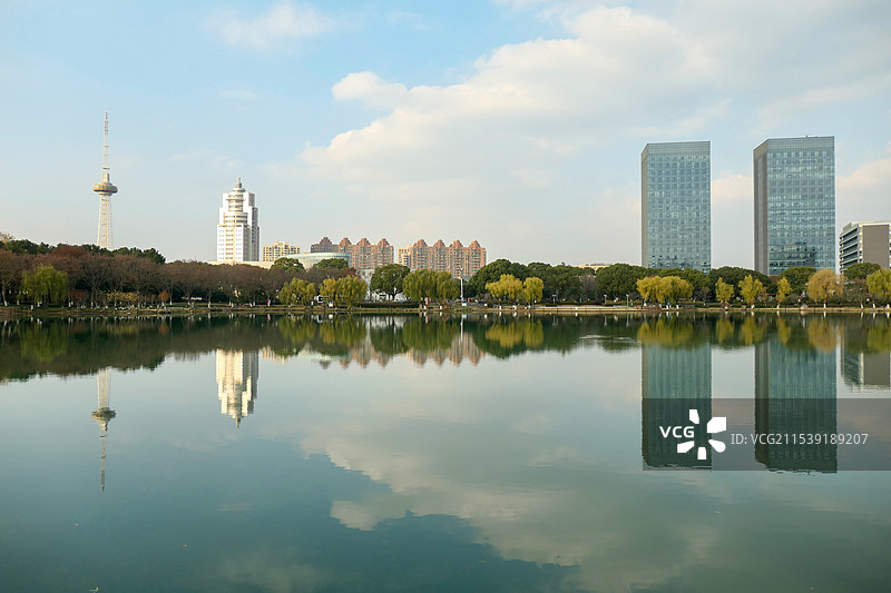 上海青浦都市风光，夏阳湖绿地图片素材