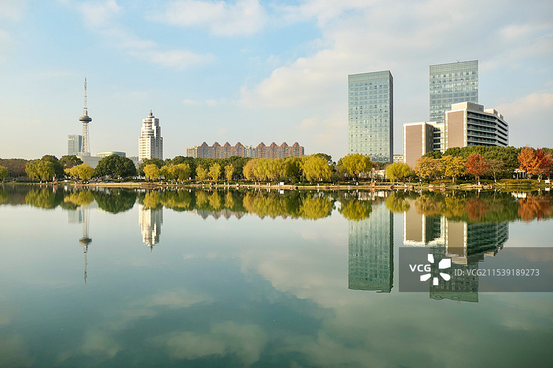 上海青浦都市风光，夏阳湖绿地图片素材
