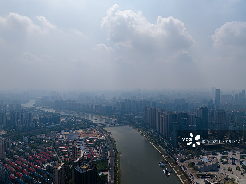 蓝天白云下，航拍长沙繁华的拥挤的城市高楼大厦、北辰三角洲、文化广场、湘江与浏阳河交汇处，滨水风光带图片素材