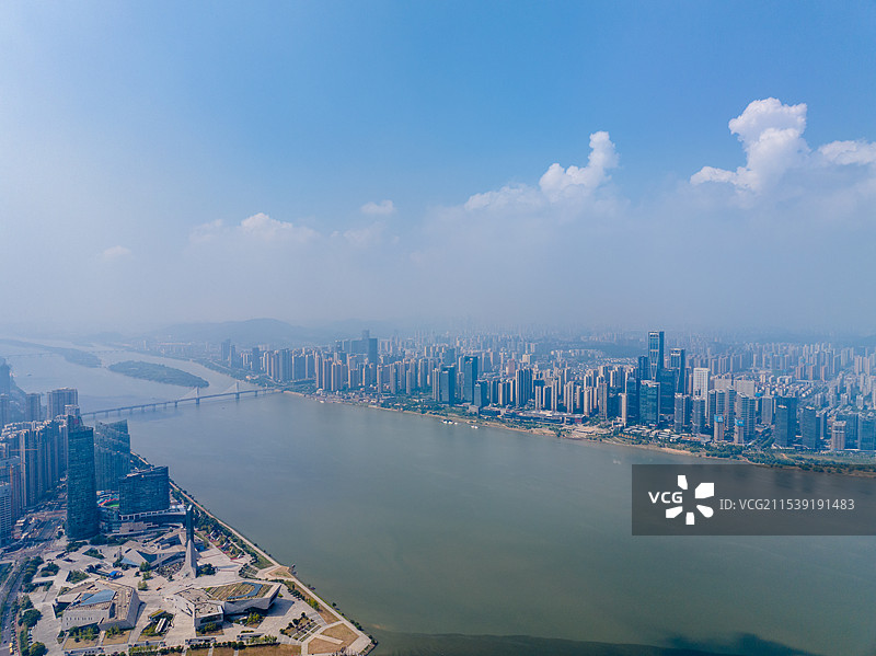 蓝天白云下，航拍长沙繁华的拥挤的城市高楼大厦、北辰三角洲、文化广场、湘江与浏阳河交汇处，滨水风光带图片素材