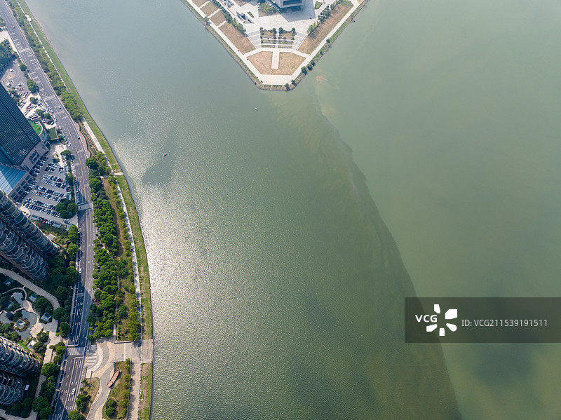 蓝天白云下，航拍长沙繁华的拥挤的城市高楼大厦、北辰三角洲、文化广场、湘江与浏阳河交汇处，滨水风光带图片素材
