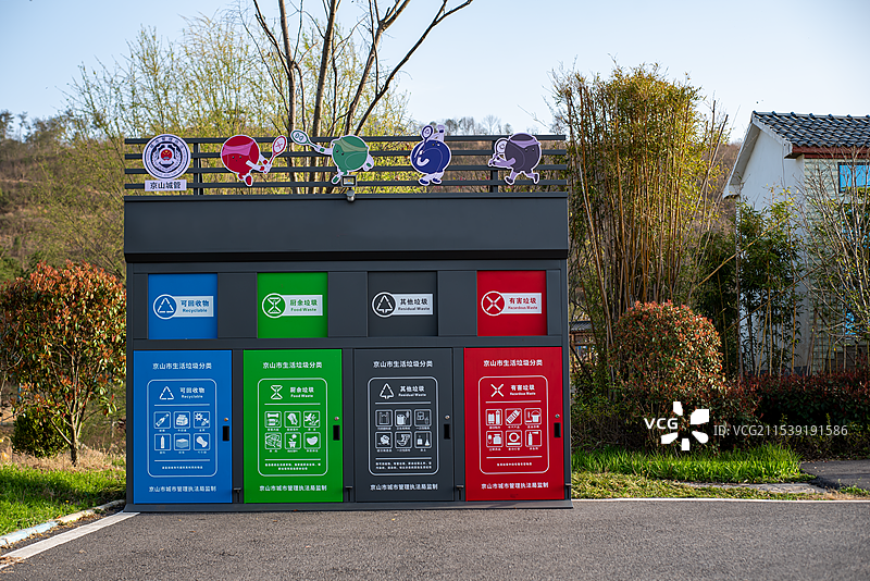 颜色鲜艳的垃圾箱图片素材