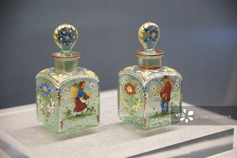 透明带盖玻璃画珐琅人物图瓶，波西米亚，19世纪，孙中山大元帅府纪念馆展览的文物（天津博物馆藏）图片素材