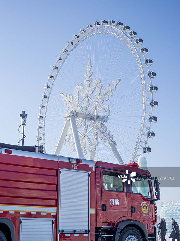 冰雪大世界与消防车图片素材