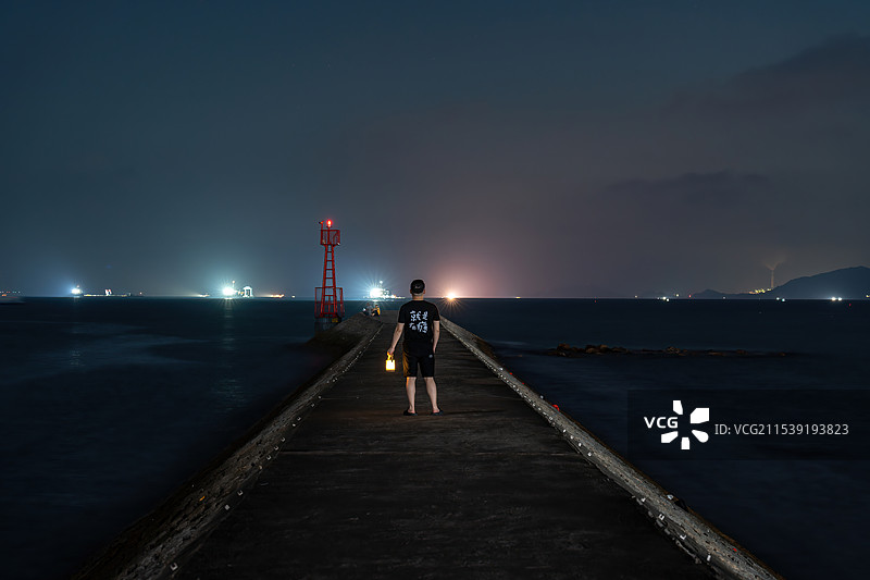 广东惠州双月湾情人堤海边灯塔情人滩夜景图片素材