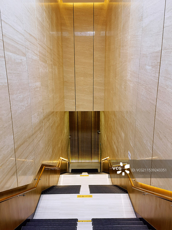 华丽房间内下楼的楼梯台阶图片素材