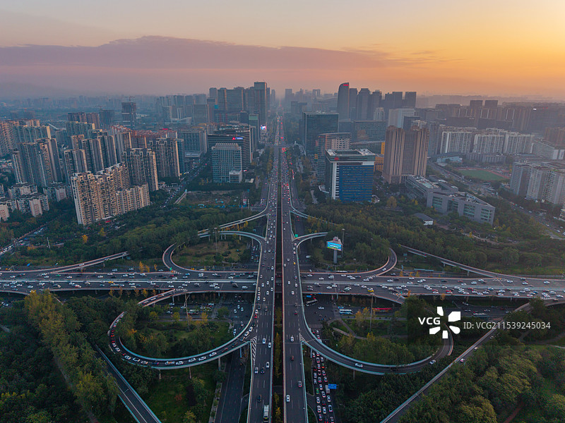 落日时刻的天府立交图片素材