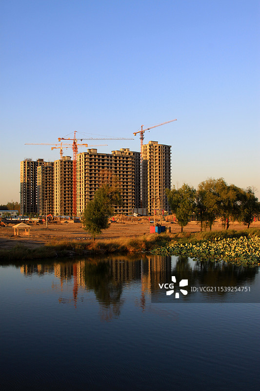 河边未完工的建筑图片素材