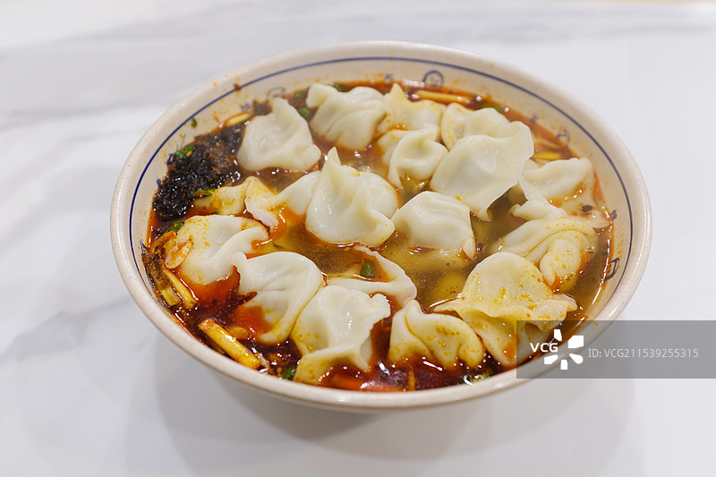 麻辣鲜香的酸辣汤饺图片素材