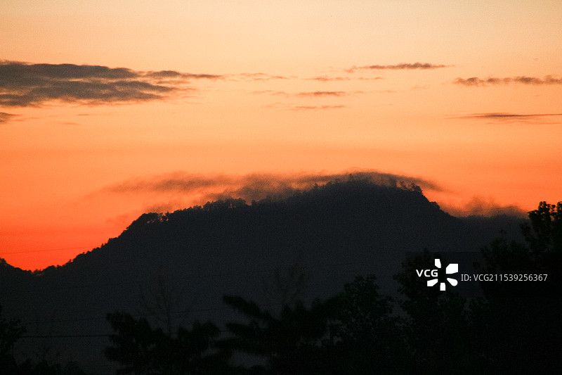 山峰山脉黄昏云层图片素材