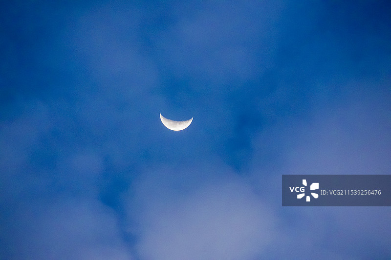 月牙与蓝天图片素材