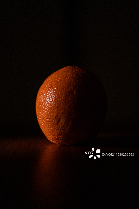 一个橘子的特写图片素材