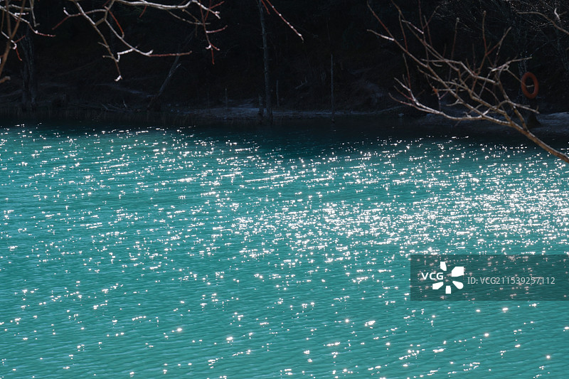 蓝月谷波光粼粼的蓝色湖面图片素材