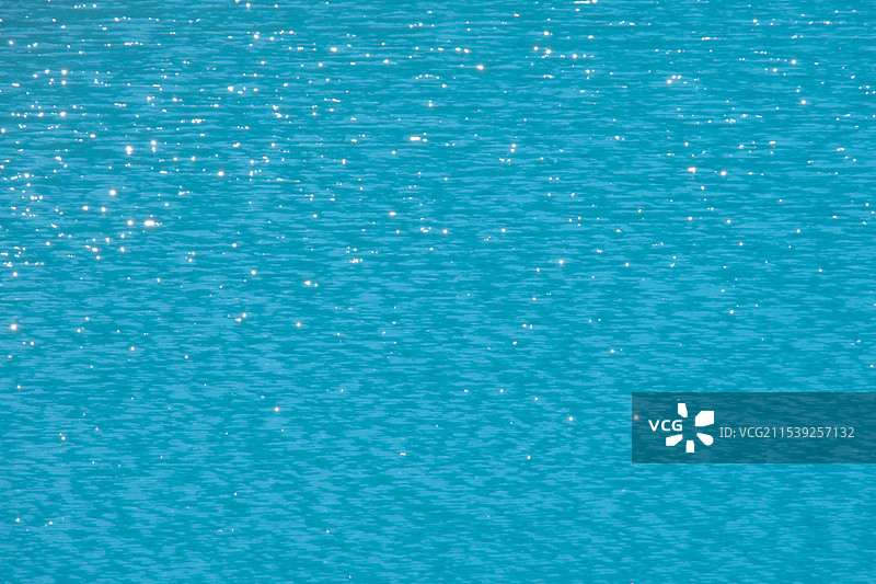 蓝月谷波光粼粼的蓝色湖面图片素材