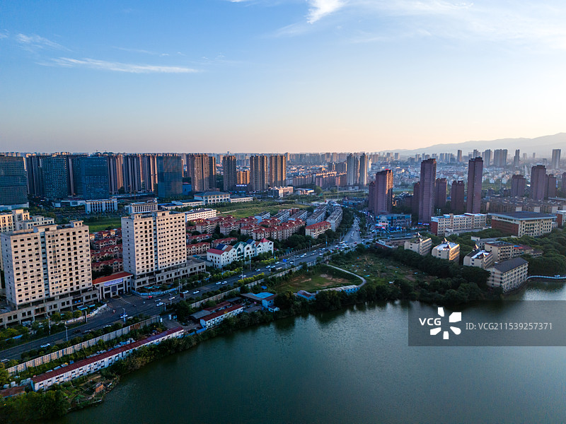 南昌新建区黄家湖东路城市日落建筑群图片素材